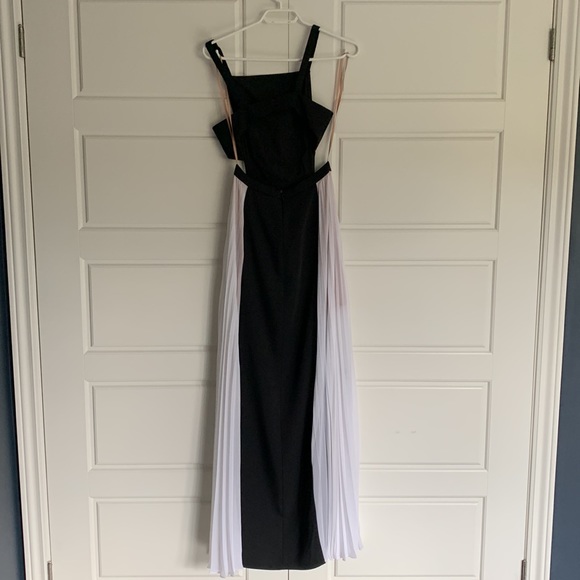 Bcbg dress. Black and white. Super flattering on … never worn. - Picture 2 of 6